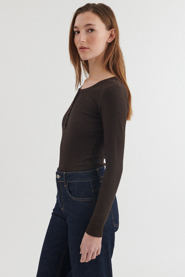Basic Apparel Ludmilla bluse i chocolate torte – set fra siden