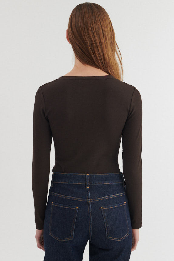 Basic Apparel Ludmilla bluse i chocolate torte – detalje af pasform