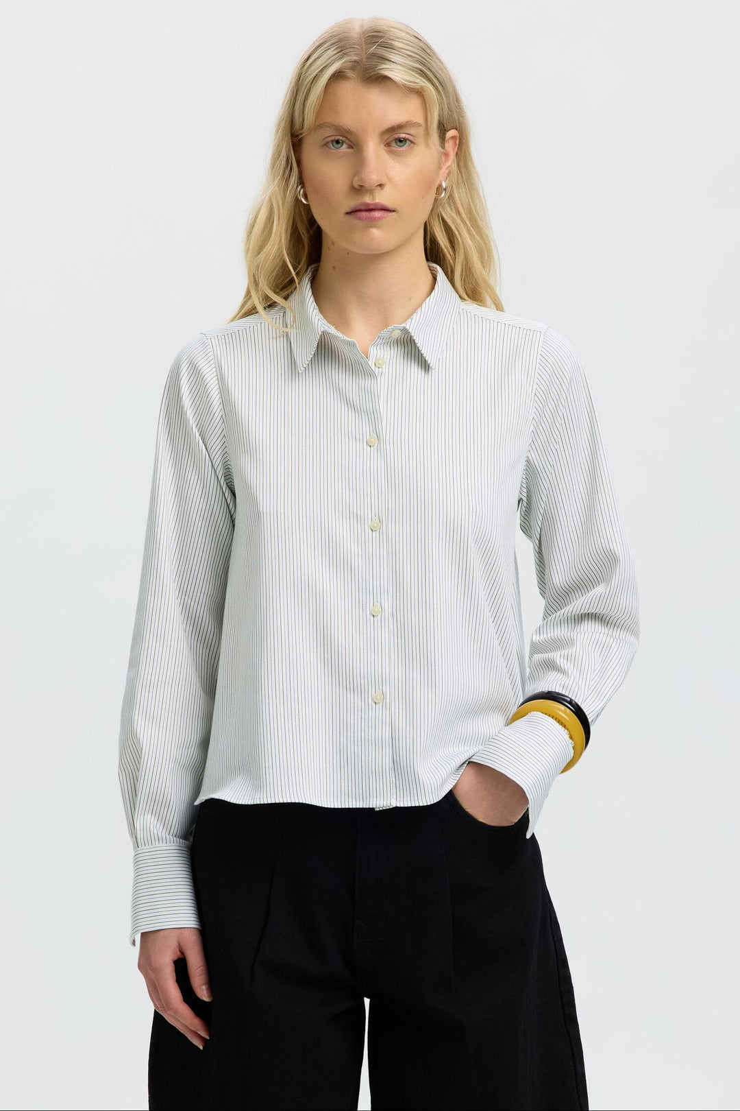 Selected Femme Romie Relaxed Shirt i Avocado Oil Stripe på model
