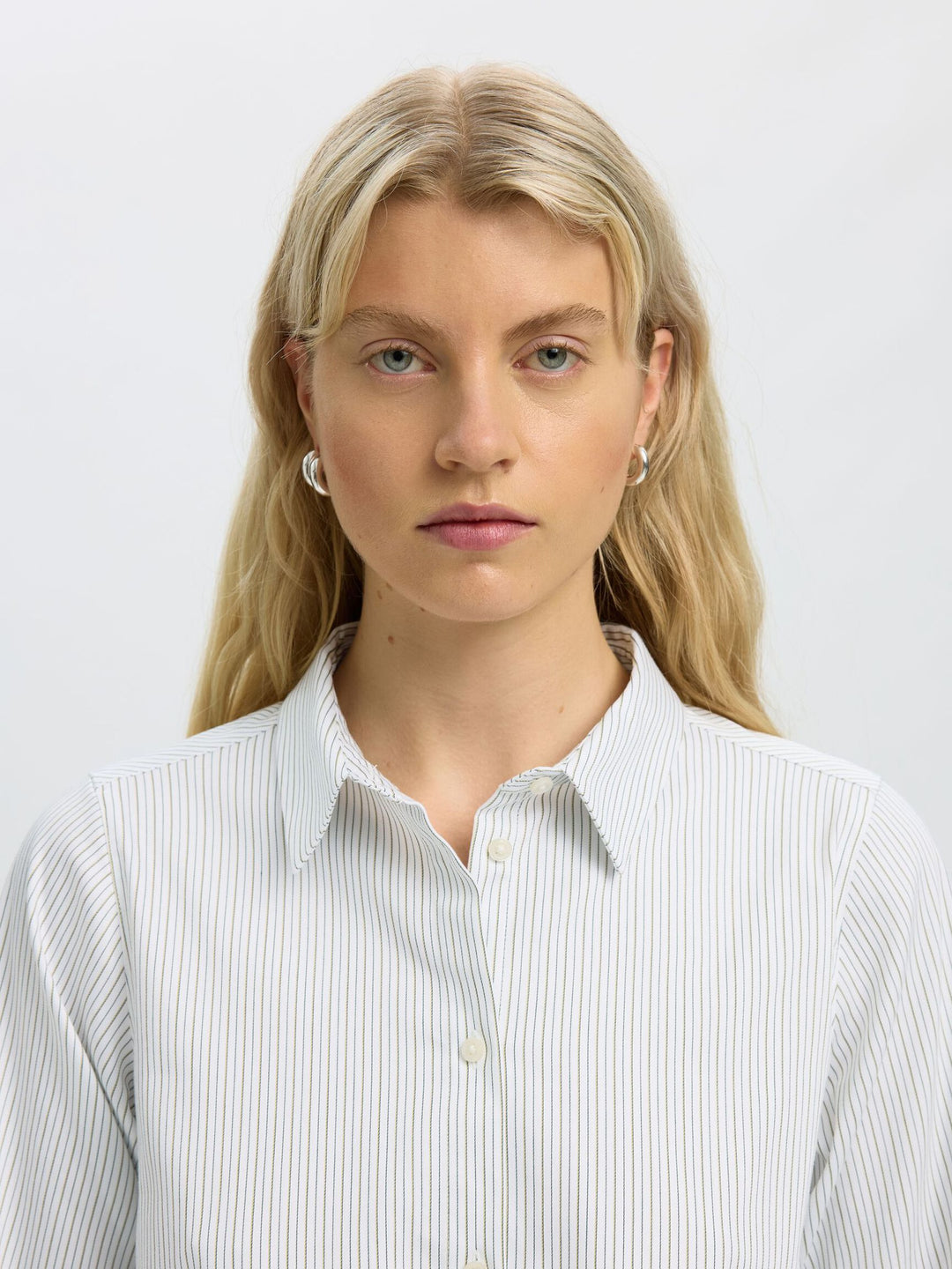 Romie Relaxed Shirt i Avocado Oil Stripe set bagfra