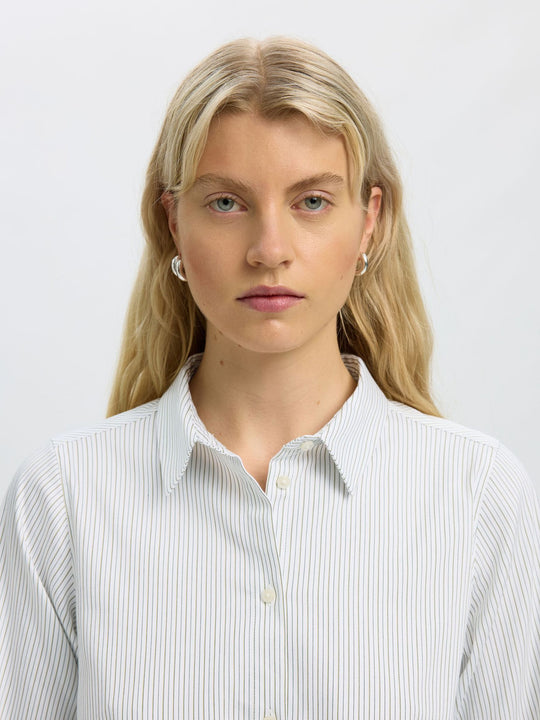 Romie Relaxed Shirt i Avocado Oil Stripe set bagfra