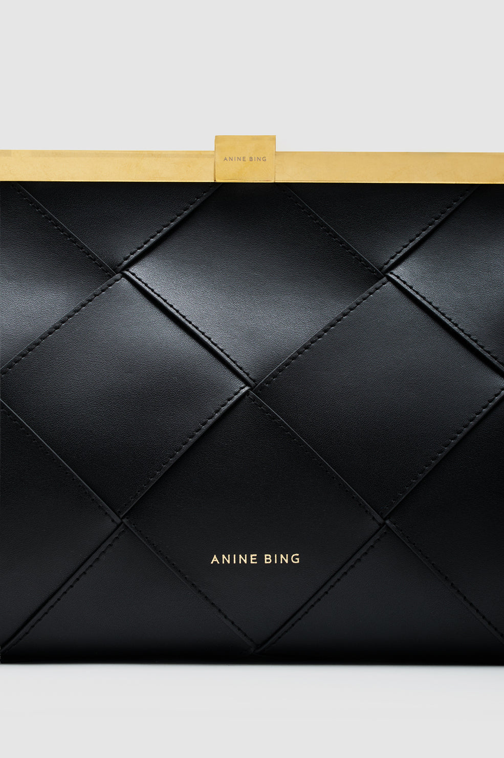 Detalje af flettet læder og lukning på Anine Clutch