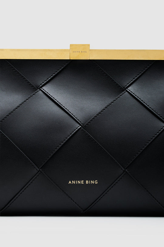 Detalje af flettet læder og lukning på Anine Clutch