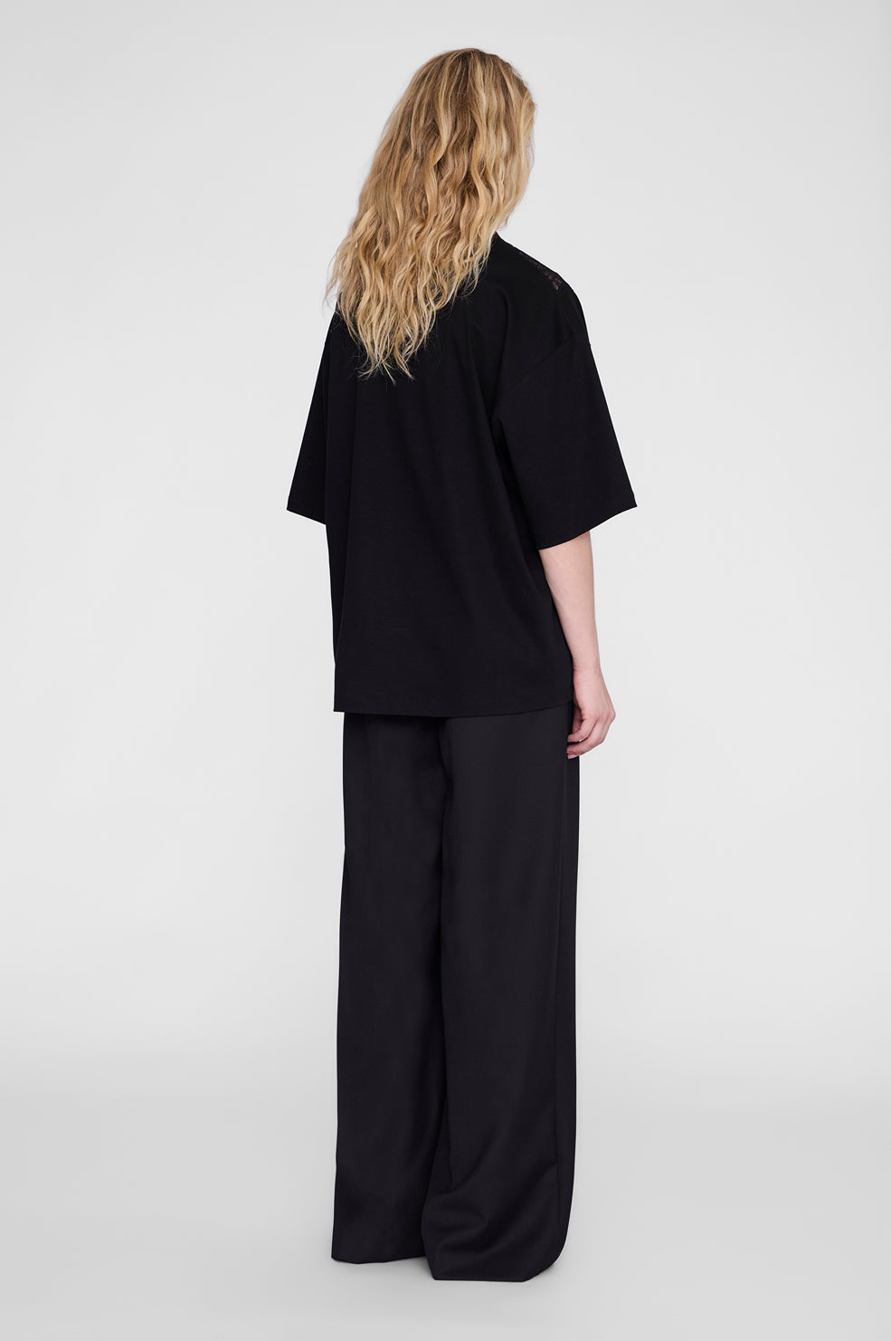 Jamila top i sort set bagfra på model