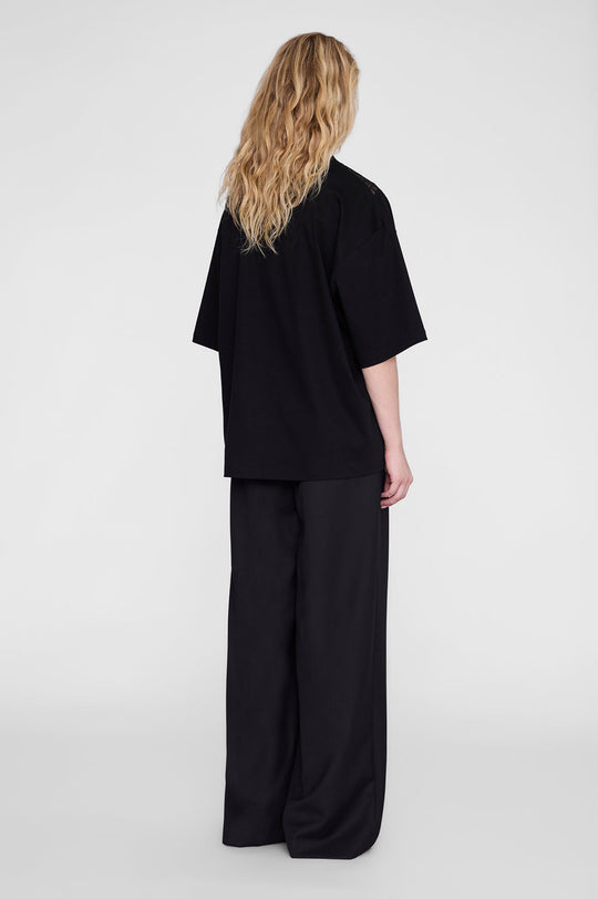 Jamila top i sort set bagfra på model