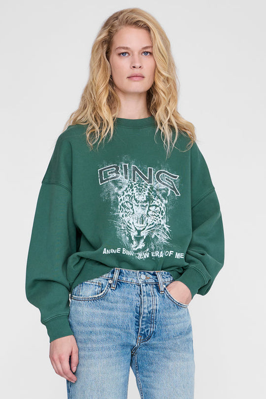 Miles Leo Muse sweatshirt i dyb smaragdgrøn set forfra på model