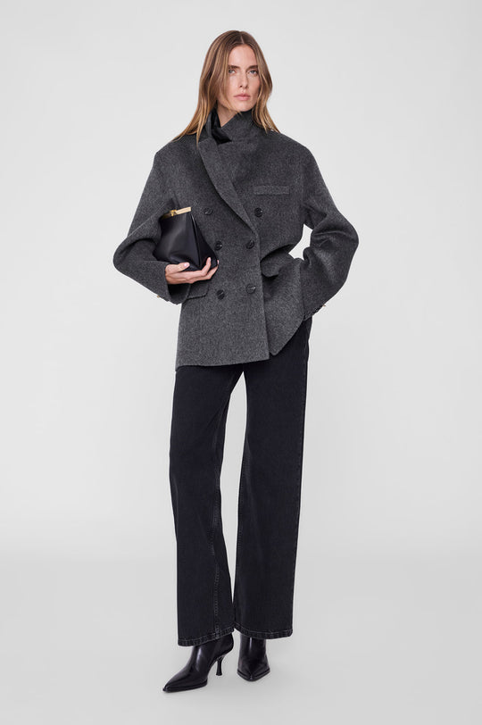 ANINE BING Sali Coat i mørkegrå set skråt forfra på model