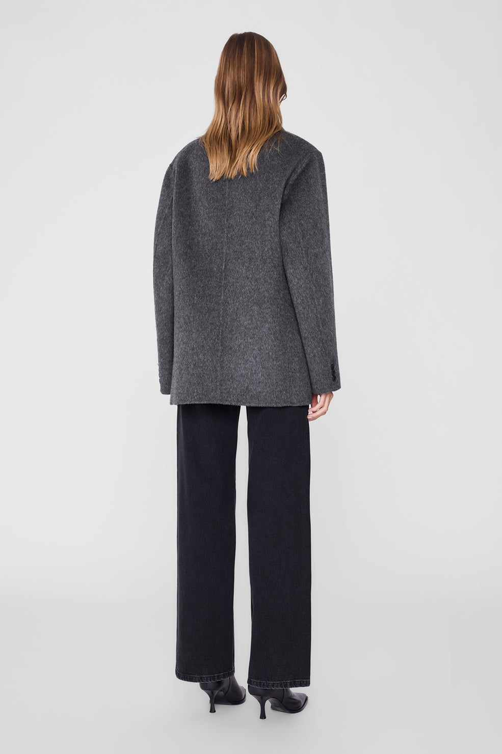 ANINE BING Sali Coat i mørkegrå set bagfra på model