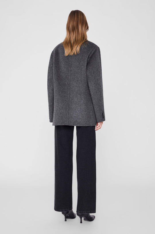 ANINE BING Sali Coat i mørkegrå set bagfra på model