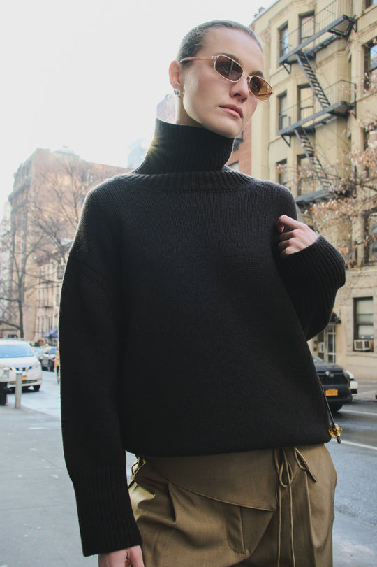 Leveté Room LR-Perle 3 mørkebrun pullover med rullekrave på model i bymiljø