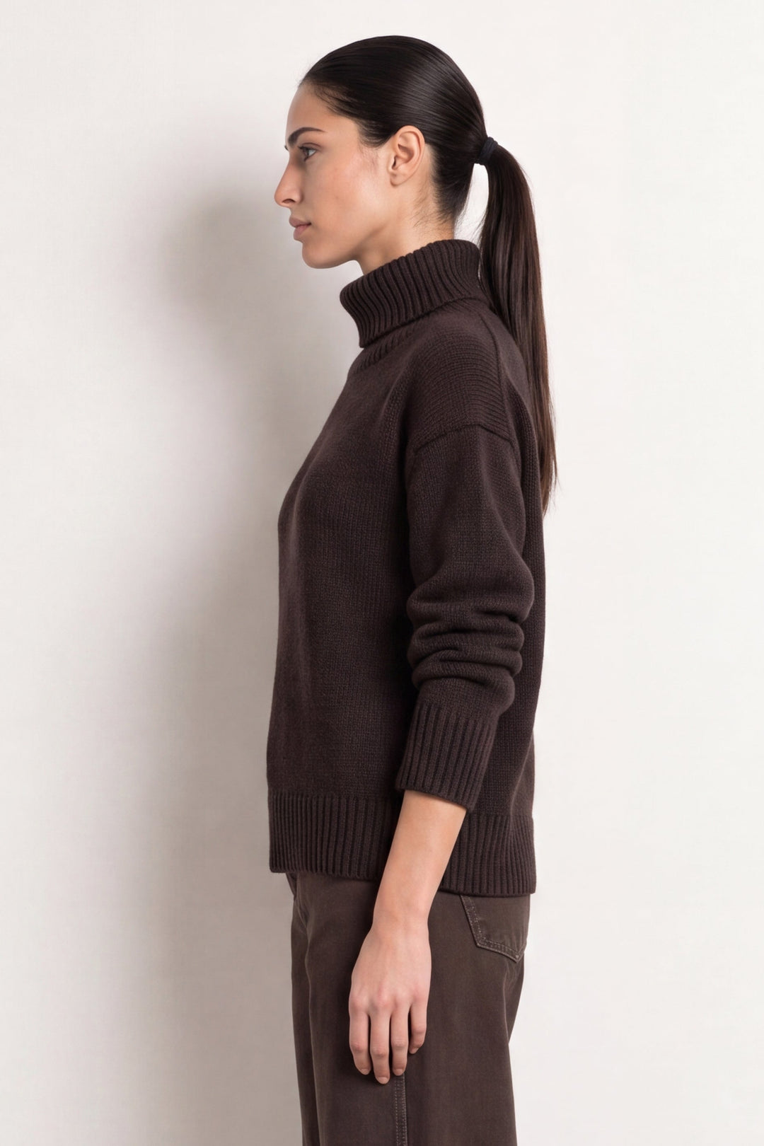 Leveté Room LR-Perle 3 mørkebrun pullover set fra siden på model