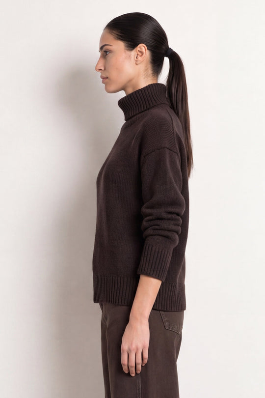 Leveté Room LR-Perle 3 mørkebrun pullover set fra siden på model