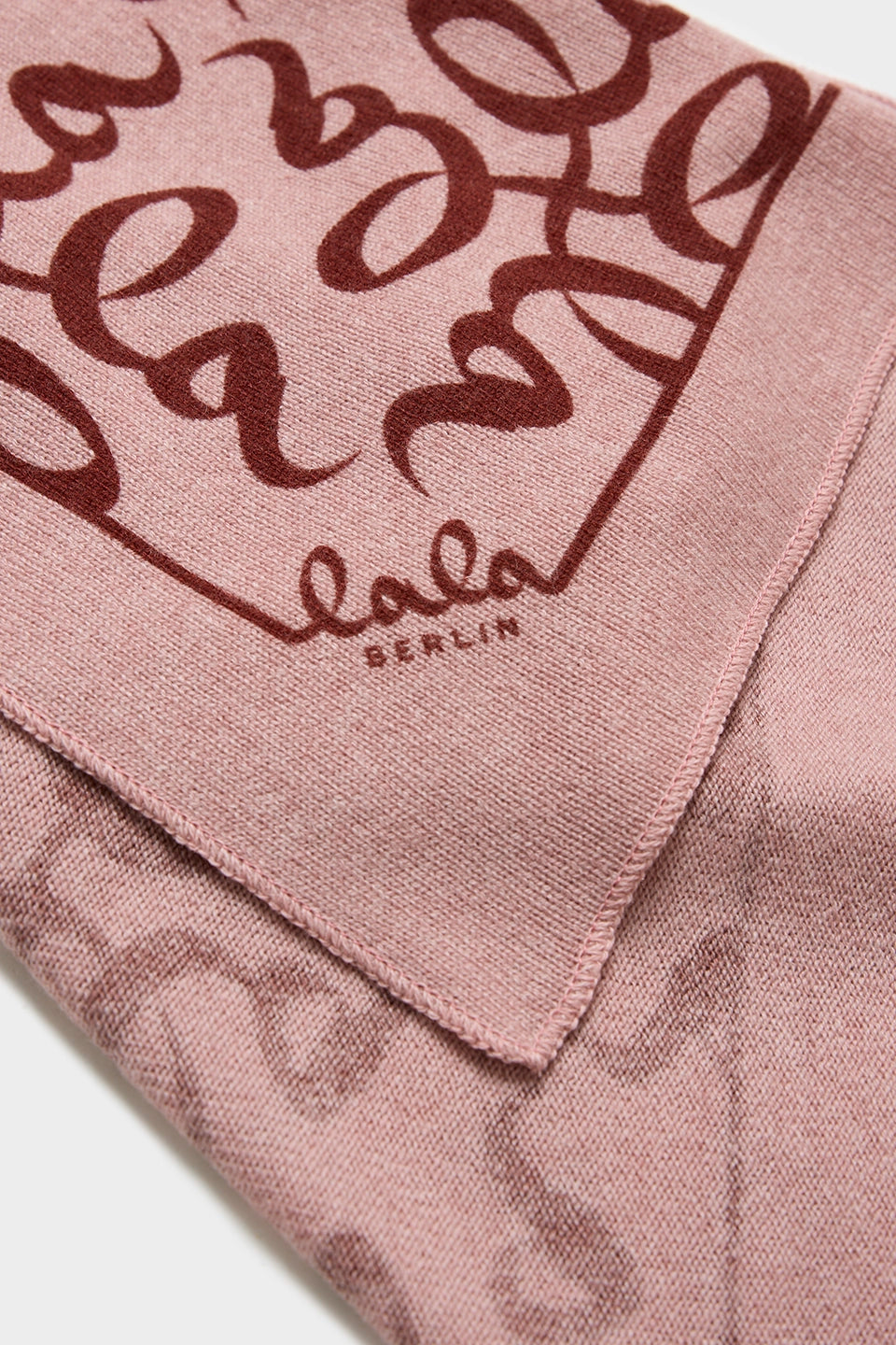 Detalje af Lalagram cashmere-tørklæde i carneo