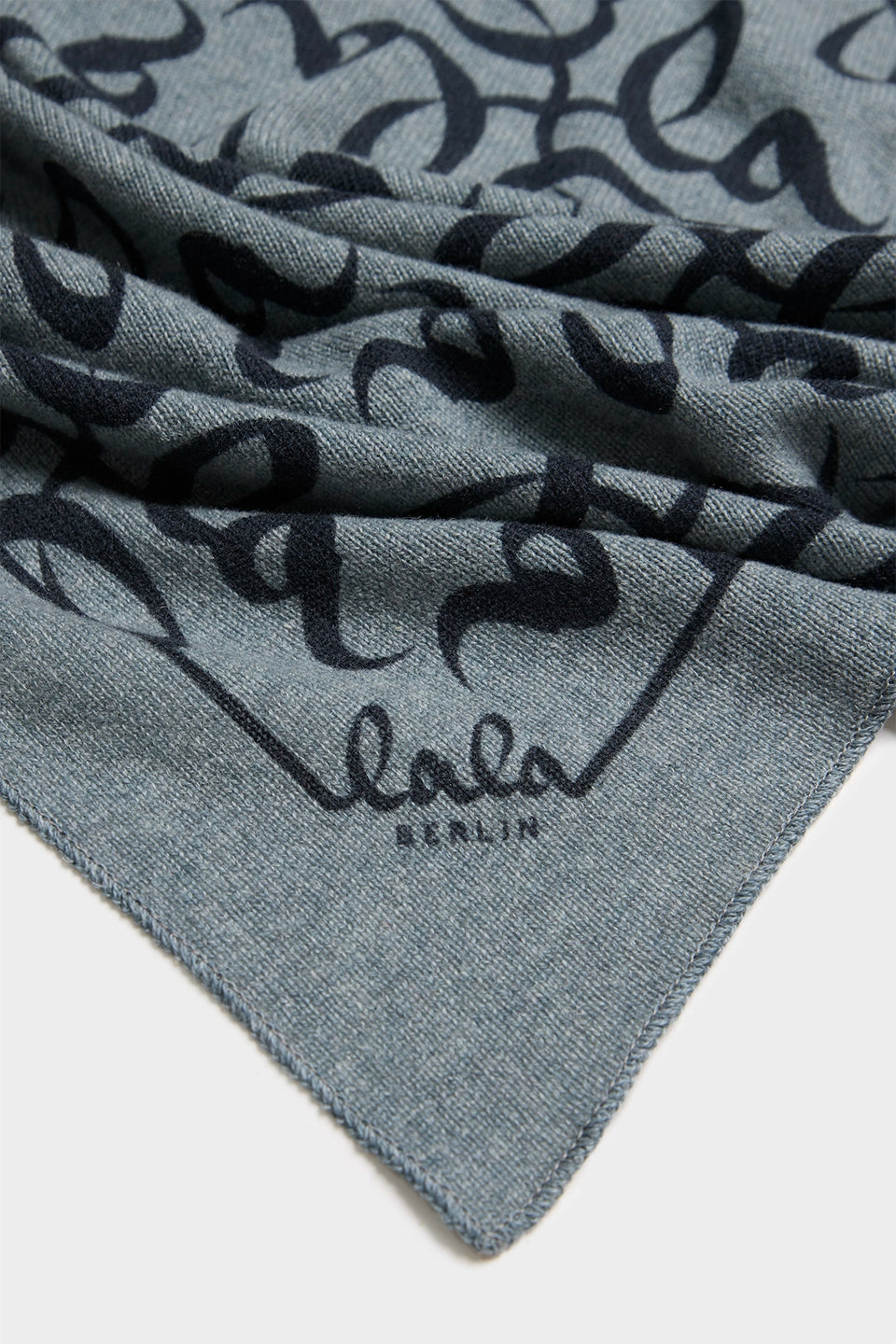 Detalje af Lalagram cashmere-tørklæde i tempesta
