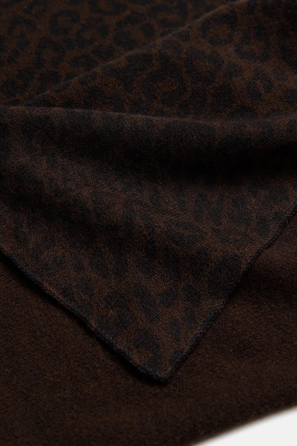 Detalje af Triangle Leo M cashmere-tørklæde i caffee