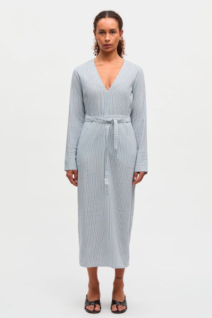 Mads Nørgaard Soft Crease Oda Dress i blå og beige striber på model