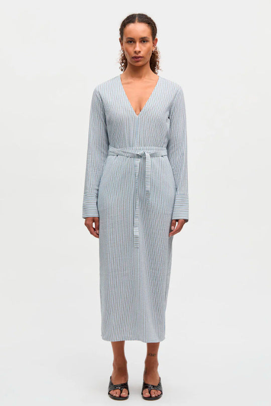Mads Nørgaard Soft Crease Oda Dress i blå og beige striber på model