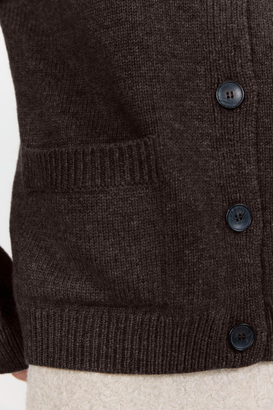 Levete Room LR-Perle 9 Cardigan i Dark Brown, strikket i merinould og cashmere med rund hals og knaplukning.
