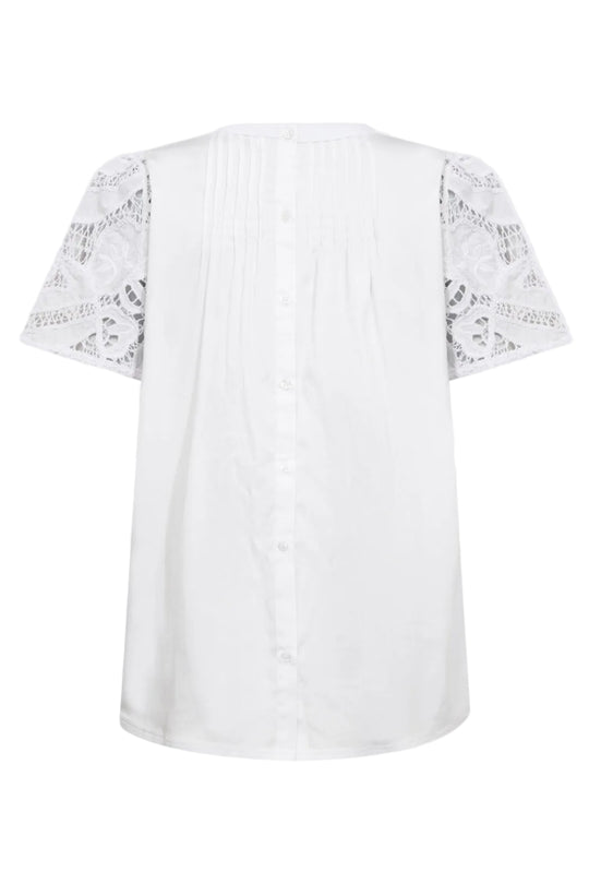 Leveté Room LR-Kowa 8 hvid T-shirt med blondeærmer.