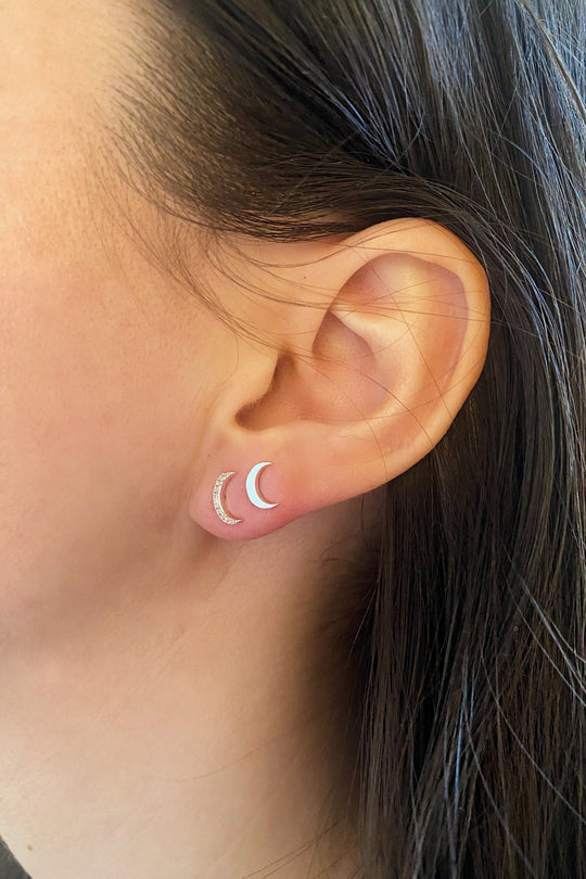 Pico Copenhagen Moonlight Ørestikker i sterlingsølv – små halvmåneformede ørestikker med enkelt og feminint design, 8 mm.
