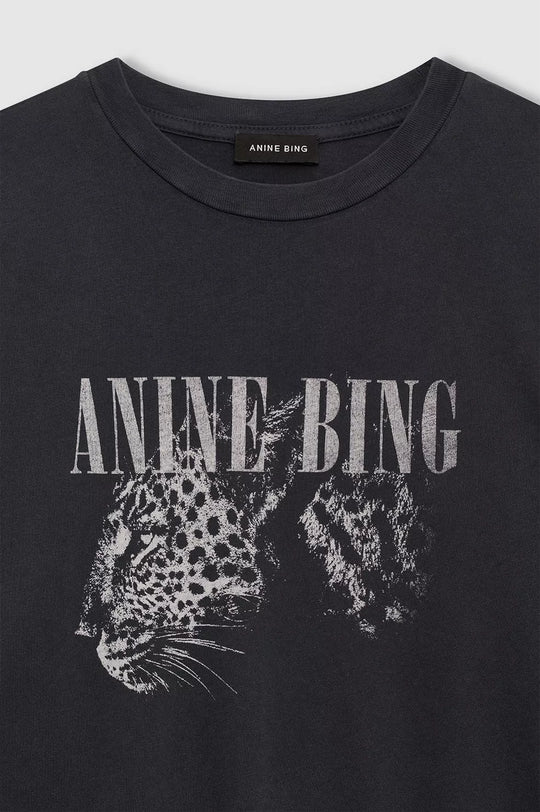 Anine Bing Cohen Tee i washed black – T-shirt i 100% økologisk bomuld med boxy pasform og vintage-look.
