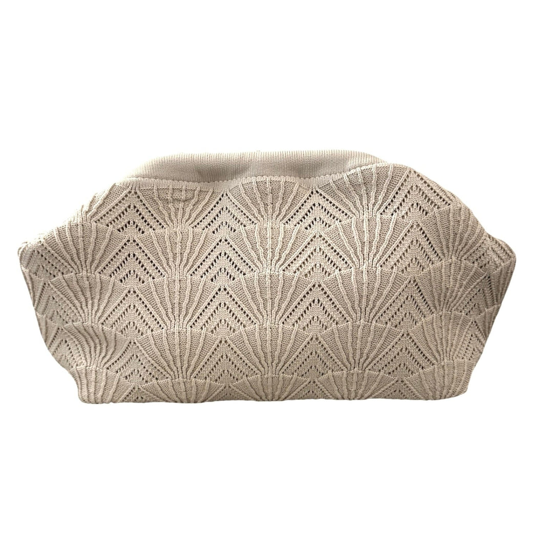 Pico Shelly clutch i ecru med muslingeblondet struktur og elegant design.