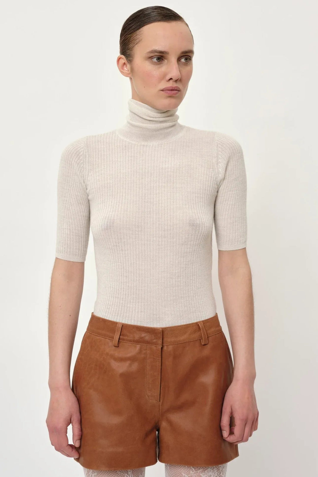 Herskind Evangalista Knit Blouse – tætsiddende turtleneck strikbluse i 100% merinould med halvlange ærmer.