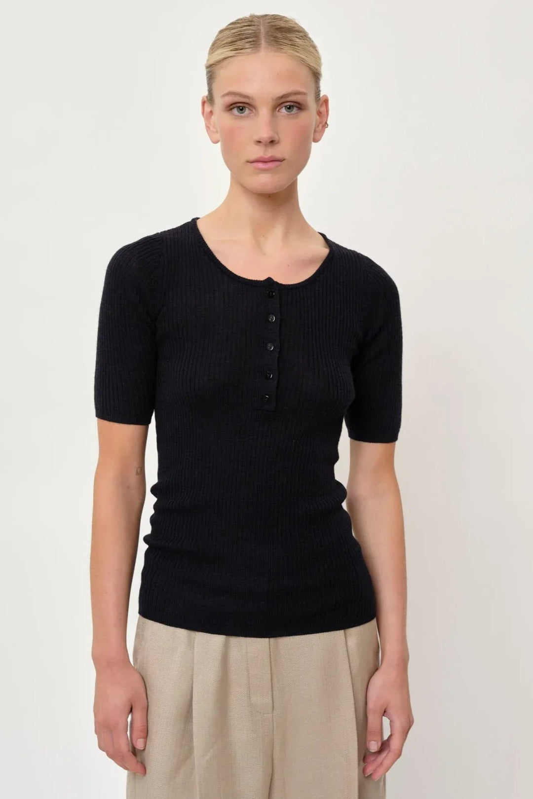 Herskind Agnes Knit Blouse – eksklusiv ribstrikket bluse i 100% merinould med halvlange ærmer og knaplukning. 