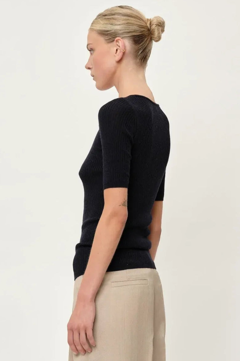 Herskind Agnes Knit Blouse – eksklusiv ribstrikket bluse i 100% merinould med halvlange ærmer og knaplukning. 