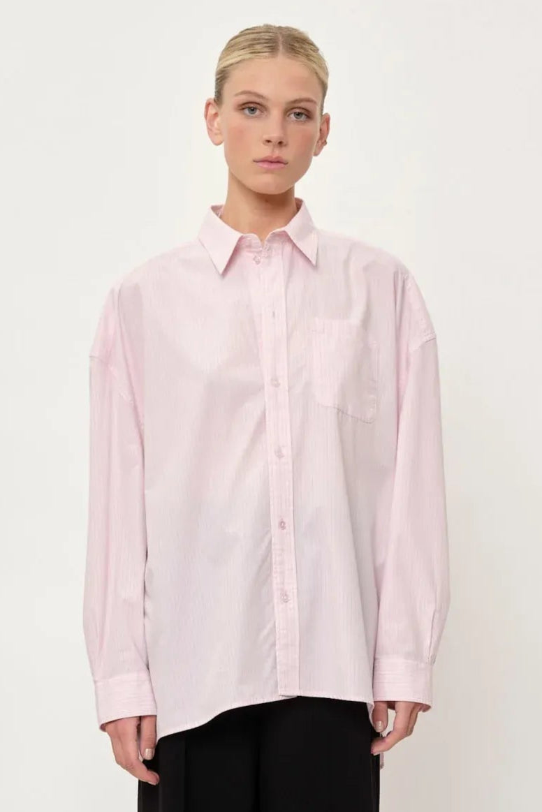 Herskind Lex Shirt – oversized skjorte i pink pinstripe med dropped shoulders, bat-ærmer og patch-lomme.