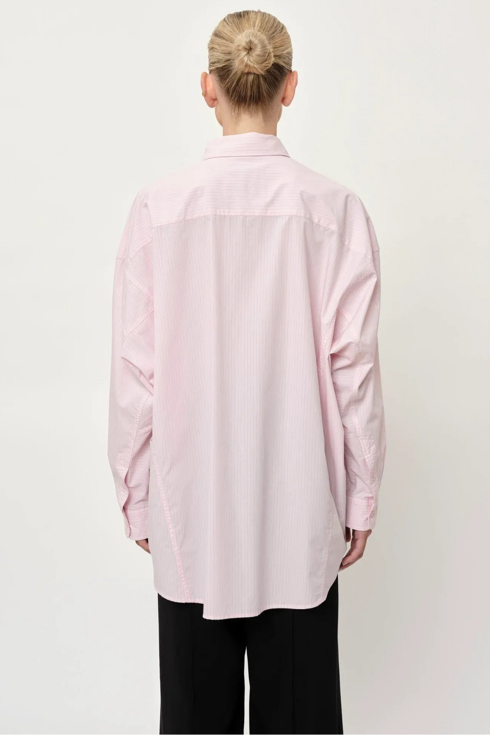 Herskind Lex Shirt – oversized skjorte i pink pinstripe med dropped shoulders, bat-ærmer og patch-lomme.