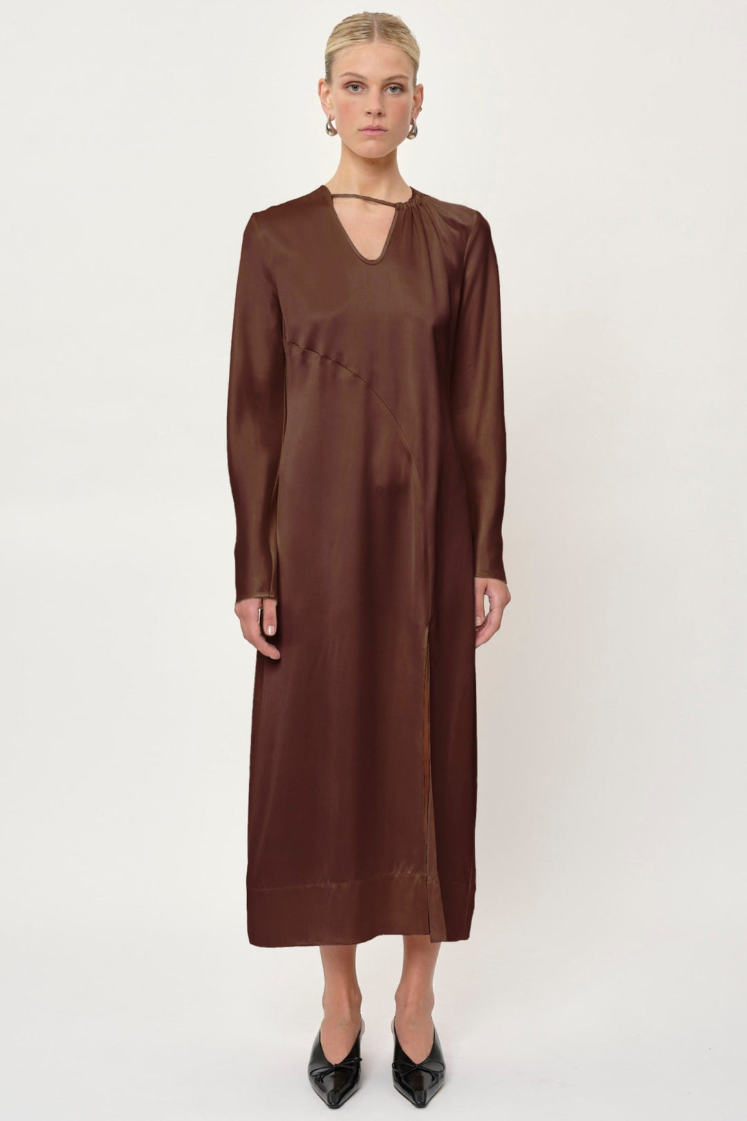 Herskind Amber Dress – midi kjole i toffee med frontslids og detaljeret halsudskæring. Elegant, bæredygtig og feminin. Cassandra.dk