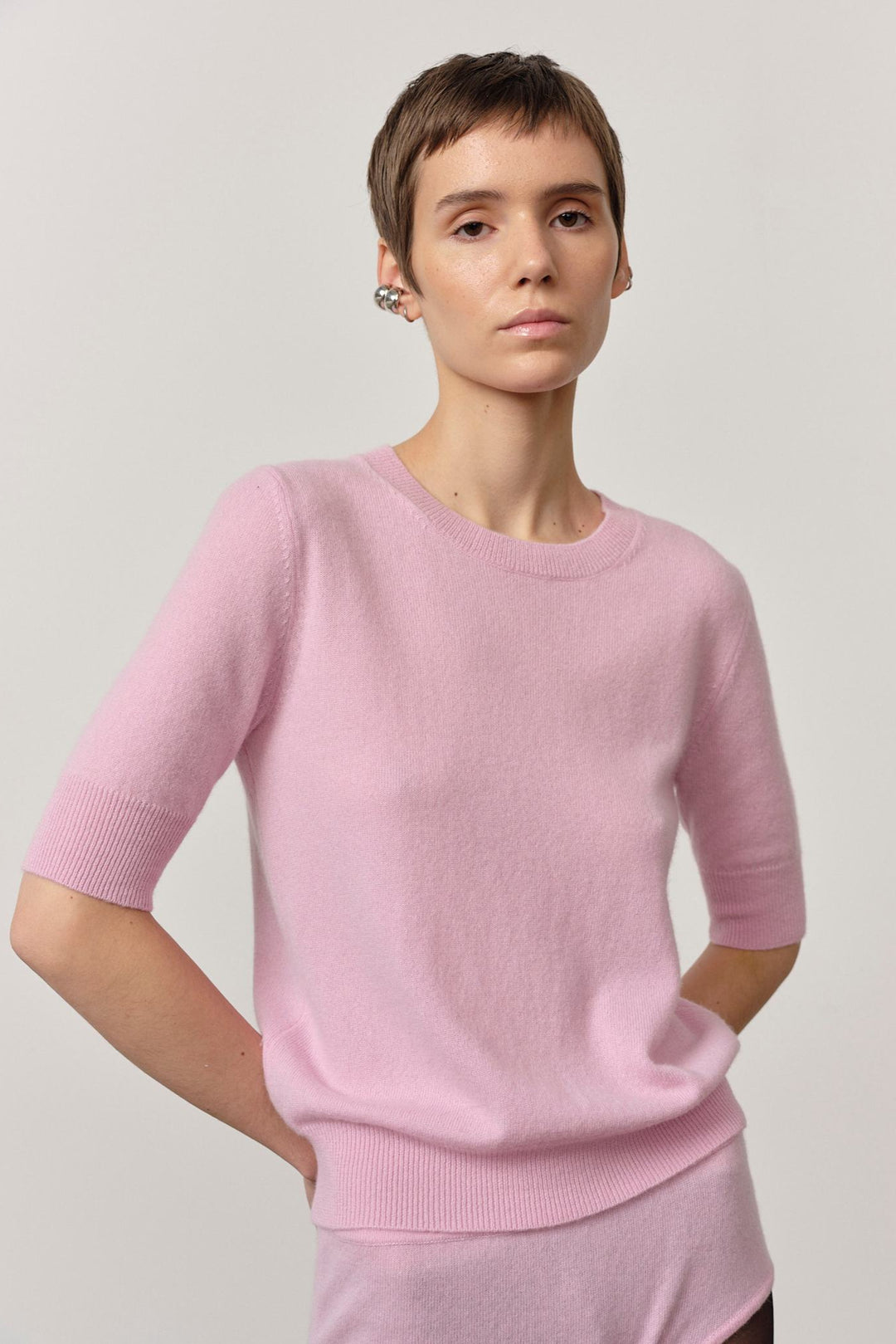 Herskind Therese Knit Blouse i Bubblegum – kortærmet cashmerebluse med rund hals og taljelængde.

