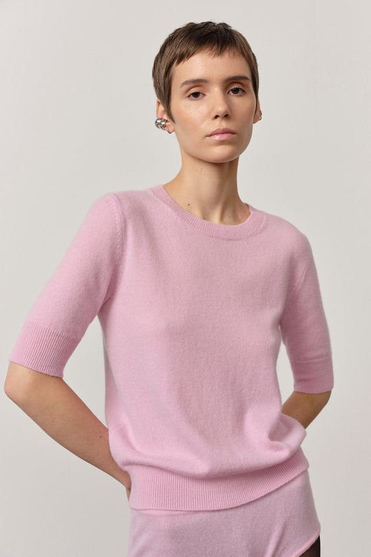 Herskind Therese Knit Blouse i Bubblegum – kortærmet cashmerebluse med rund hals og taljelængde.

