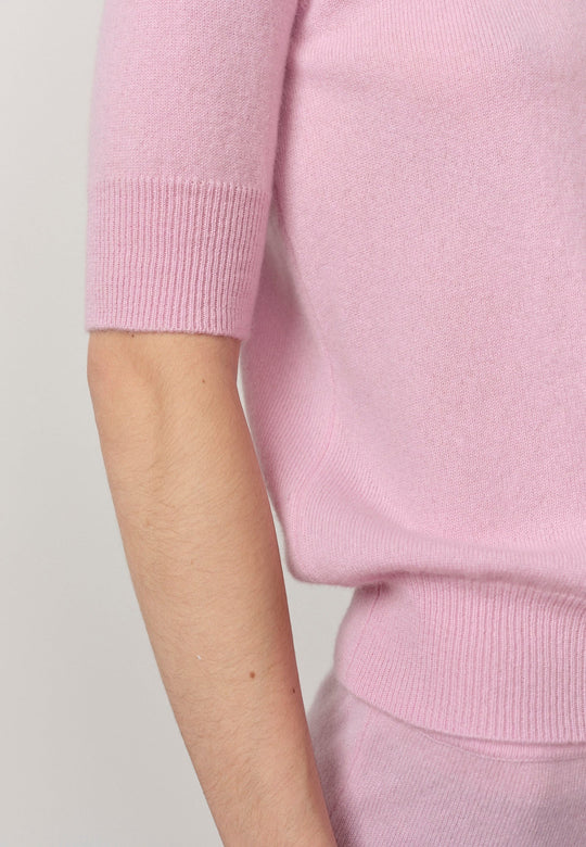 Herskind Therese Knit Blouse i Bubblegum – kortærmet cashmerebluse med rund hals og taljelængde.
