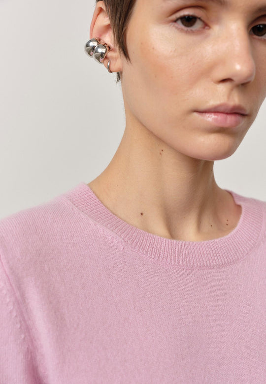 Herskind Therese Knit Blouse i Bubblegum – kortærmet cashmerebluse med rund hals og taljelængde.
