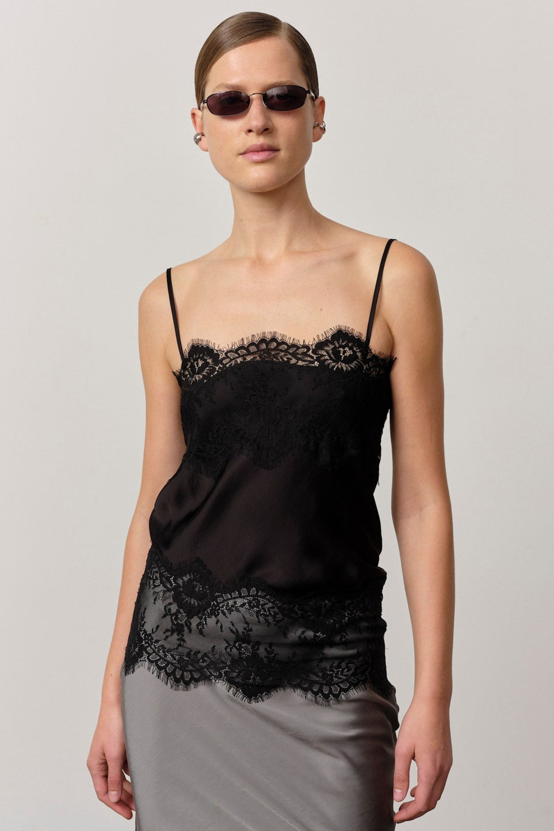 Herskind Linnea Top Black – stroptop med lige udskæring og blondekant foroven og forneden i viskose og rayon.
