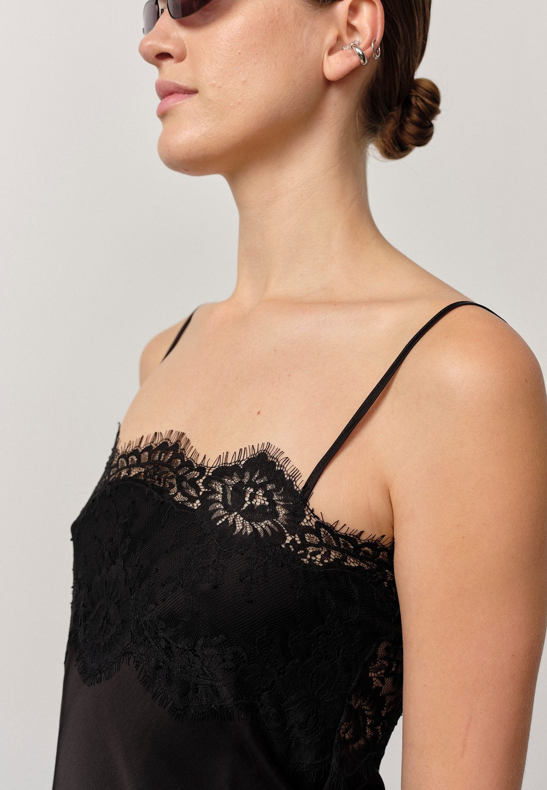 Herskind Linnea Top Black – stroptop med lige udskæring og blondekant foroven og forneden i viskose og rayon.
