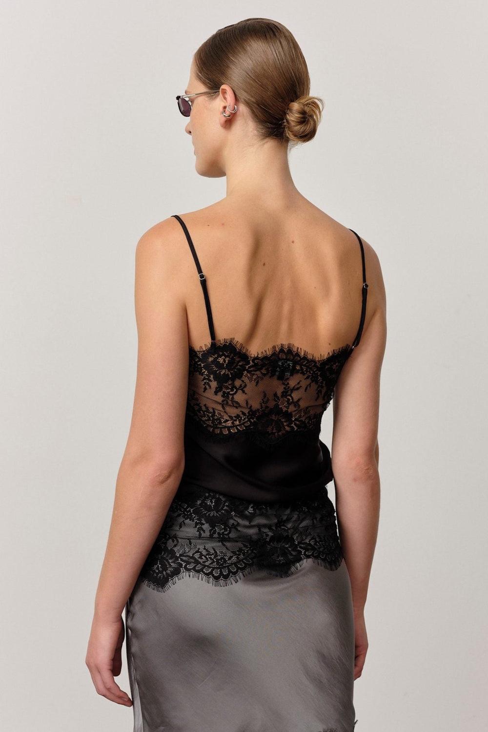Herskind Linnea Top Black – stroptop med lige udskæring og blondekant foroven og forneden i viskose og rayon.
