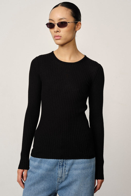Camb Knit Blouse black. Rundhalset bluse i 100% mulesingfri merinould med tætsiddende pasform – blød, varm og elegant. 
