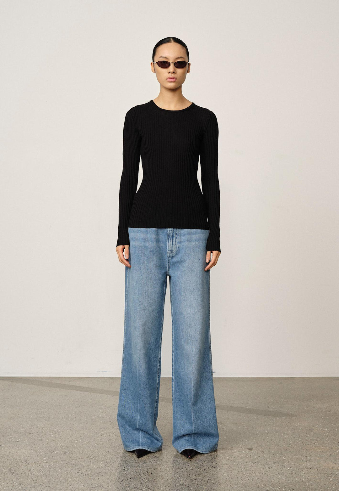 Camb Knit Blouse black. Rundhalset bluse i 100% mulesingfri merinould med tætsiddende pasform – blød, varm og elegant. 
