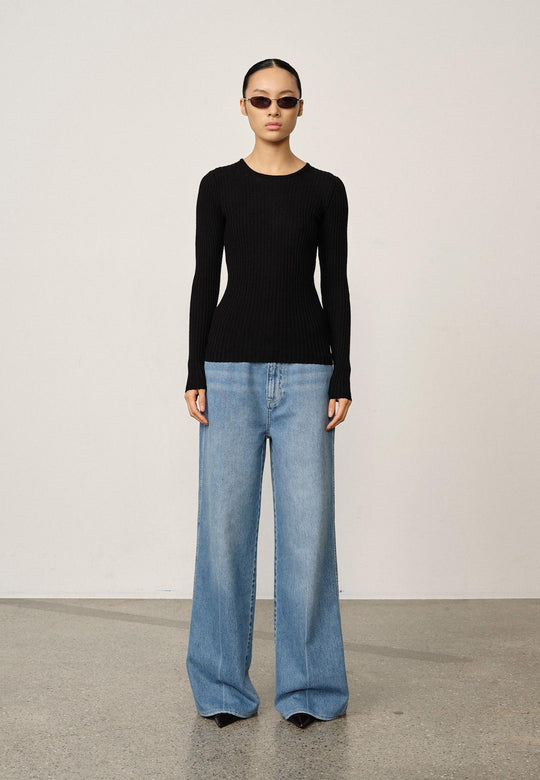 Camb Knit Blouse black. Rundhalset bluse i 100% mulesingfri merinould med tætsiddende pasform – blød, varm og elegant. 
