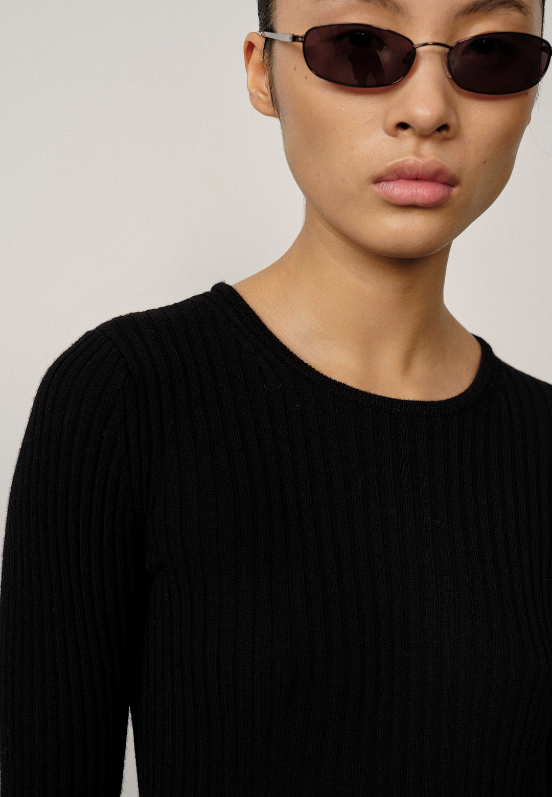 Camb Knit Blouse black. Rundhalset bluse i 100% mulesingfri merinould med tætsiddende pasform – blød, varm og elegant. 
