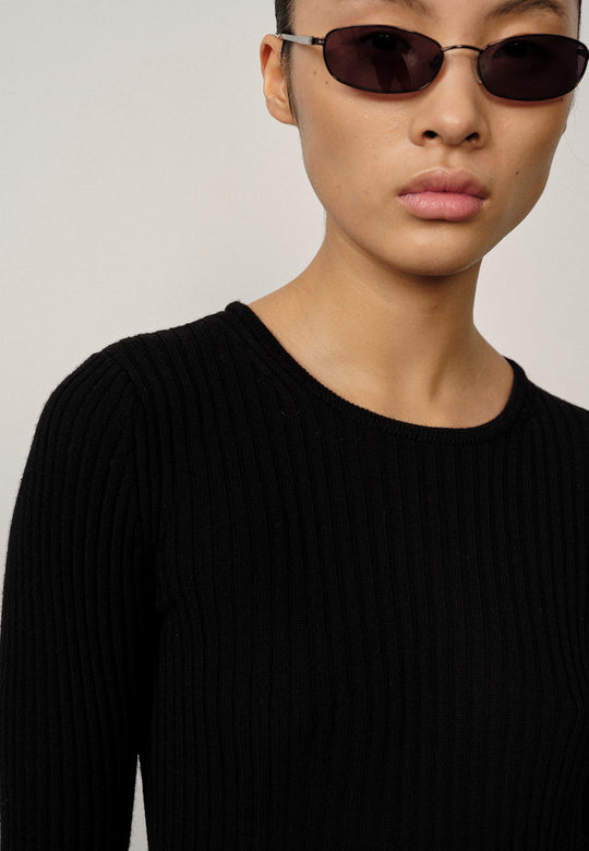Camb Knit Blouse black. Rundhalset bluse i 100% mulesingfri merinould med tætsiddende pasform – blød, varm og elegant. 
