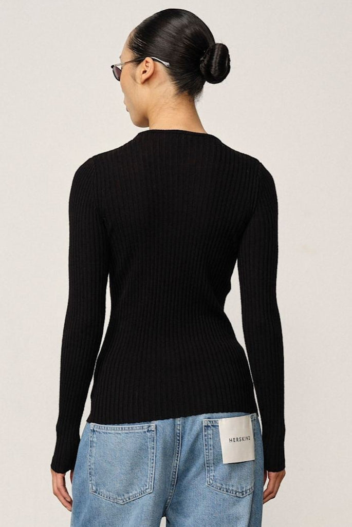Camb Knit Blouse black. Rundhalset bluse i 100% mulesingfri merinould med tætsiddende pasform – blød, varm og elegant. 
