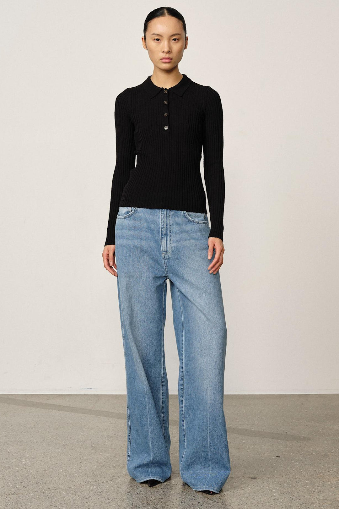 Herskind Cadee Knit Blouse i sort – blød strik-bluse med rund hals og lange ærmer, stilren og elegant.
