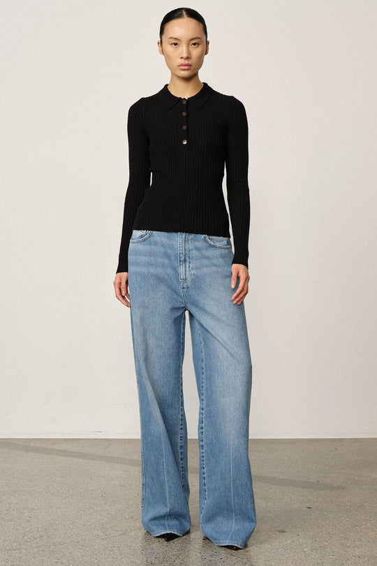 Herskind Cadee Knit Blouse i sort – blød strik-bluse med rund hals og lange ærmer, stilren og elegant.
