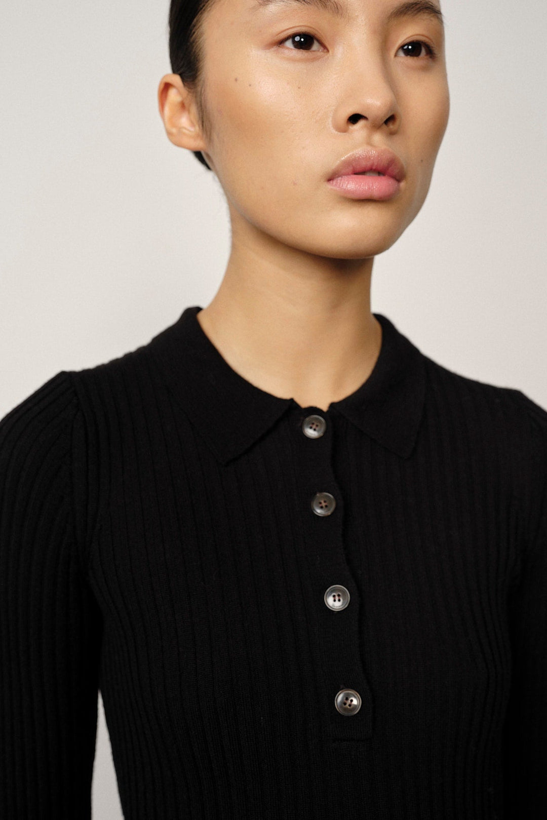 Herskind Cadee Knit Blouse i sort – blød strik-bluse med rund hals og lange ærmer, stilren og elegant.
