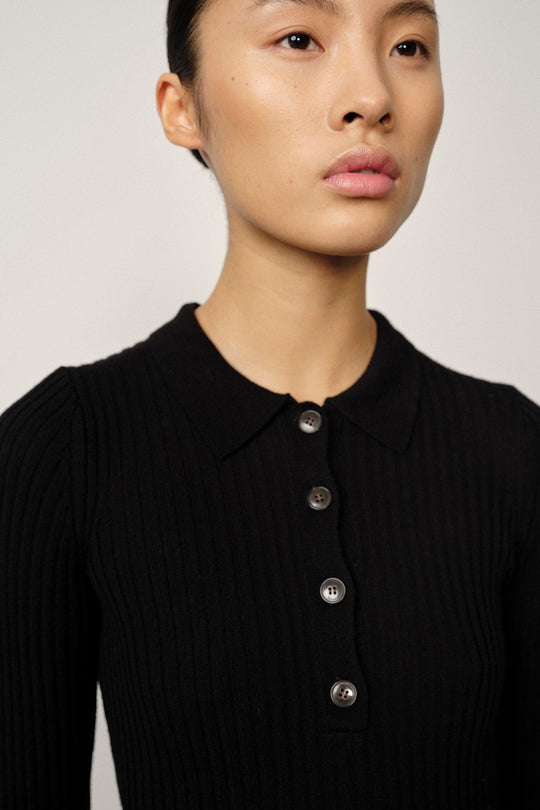 Herskind Cadee Knit Blouse i sort – blød strik-bluse med rund hals og lange ærmer, stilren og elegant.
