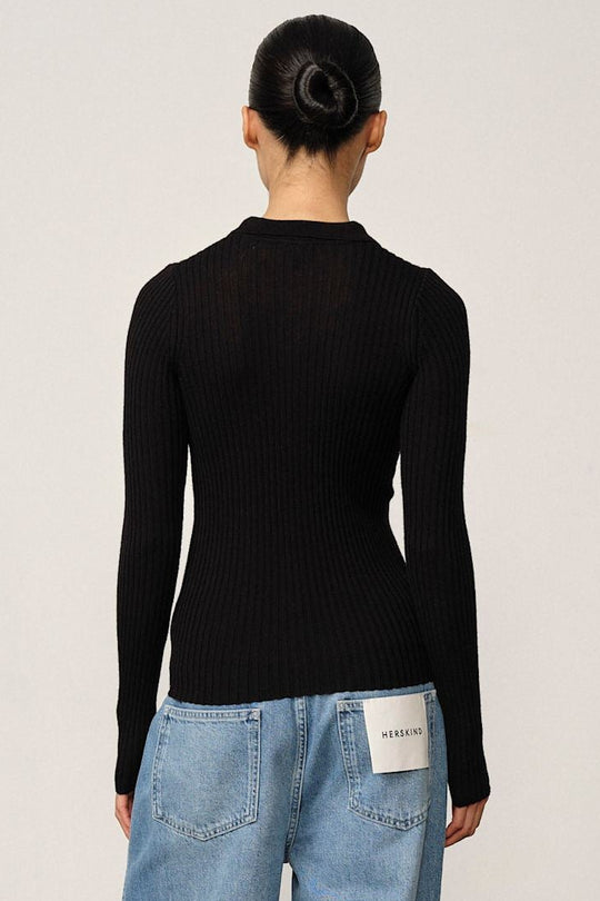 Herskind Cadee Knit Blouse i sort – blød strik-bluse med rund hals og lange ærmer, stilren og elegant.
